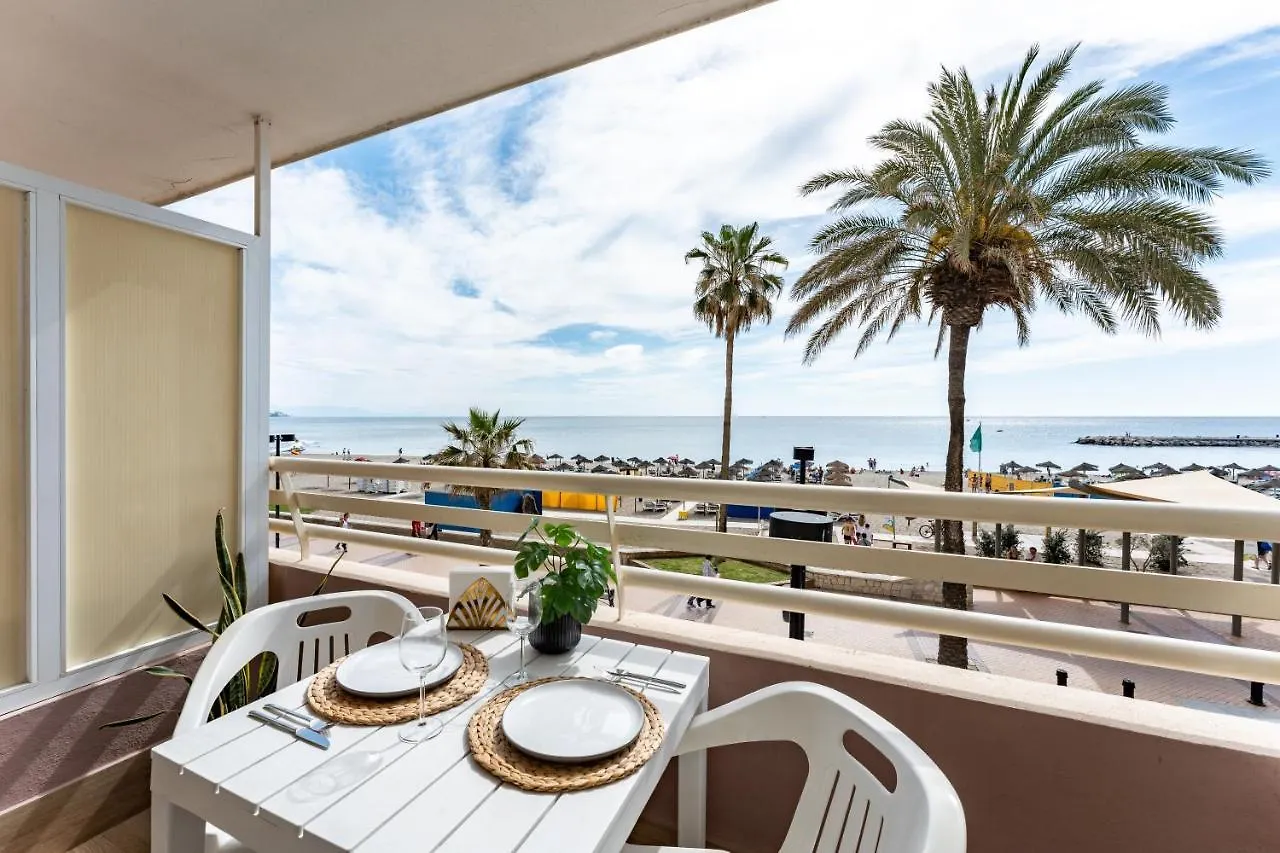Beach Front Holiday Studio 푸엔히롤라 아파트