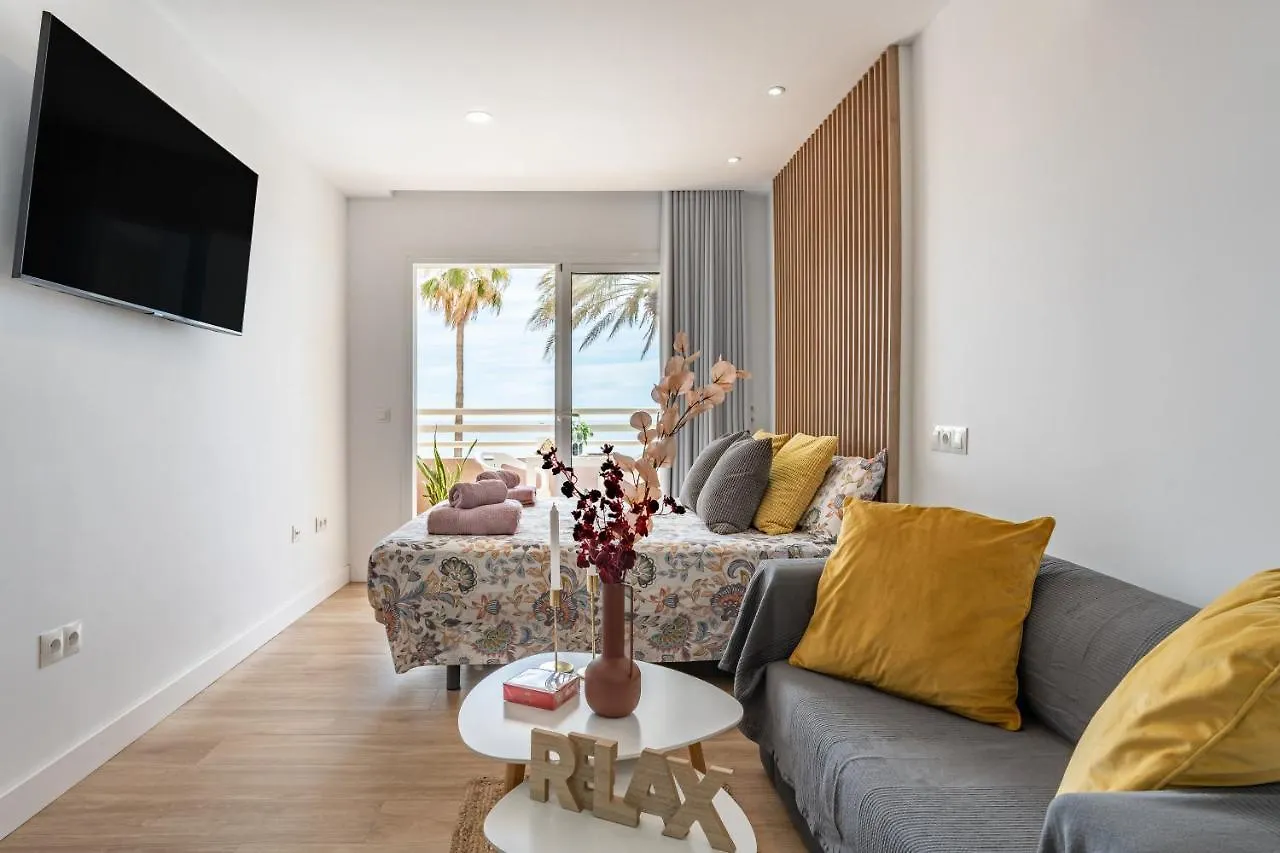 Beach Front Holiday Studio 푸엔히롤라 아파트