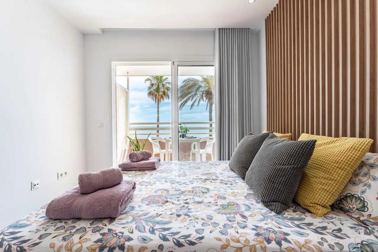 Beach Front Holiday Studio 푸엔히롤라 아파트